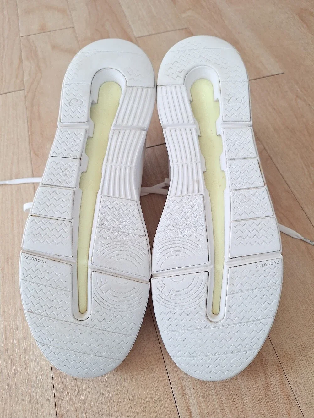 Mens 11 - On THE ROGER Advantage Ivory Evergreen Sneaker